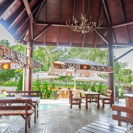 Penzion Tuecsoek Samorin Luaran gambar